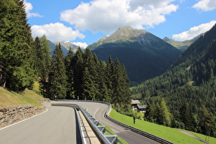 Blick über die letzte Kehre oberhalb von Walten zur Seespitze …