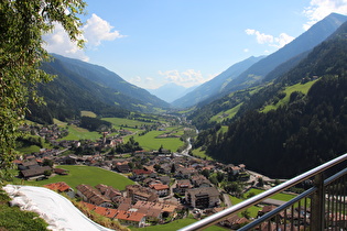 weiter unten, Blick auf Sankt Leonhard in Passeier und die Passer