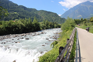 Etschtal-Radweg und Etsch westlich von Algund, Blick flussaufwärts …