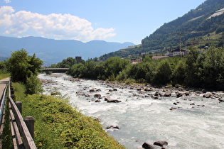 … und Blick flussabwärts, am Horizont die Sarntaler Alpen