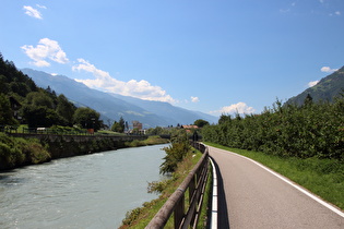 die Etsch im Ort Töll, Blick flussaufwärts