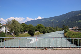 … Blick flussabwärts, …