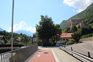 in Kastellbell, Blick talaufwärts zum Schloss Kastellbell