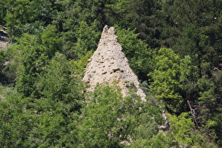 Zoom auf eine erodierende Erdpyramide ohne Deckstein