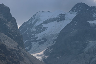 Zoom auf v. l. n. r. Kleinen Eiskogel und Thurwieserspitze, darunter der Niedere Ortlerferner