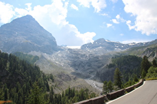 in der 31. Kehre, Blick auf v. l. n. r. Vordere Madatschspitze, Madatschferner und Monte Livrio …