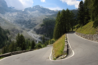 Blick über die 32. Kehre auf Madatschferner und Monte Livrio