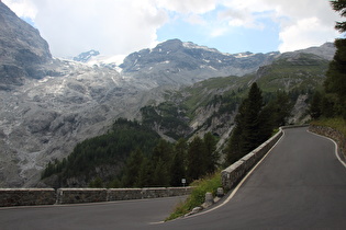 in der 27. Kehre, Blick auf Madatschferner und Monte Livrio …