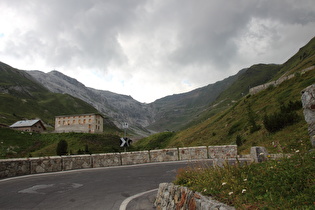 Blick über die 24. Kehre auf Franzenshöhe und Passhöhe des Stilfser Jochs