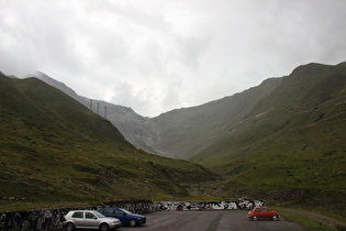 Blick zur Passhöhe im Regen