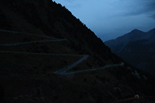 Blick auf die Stilfser-Joch-Straße talabwärts am Abend