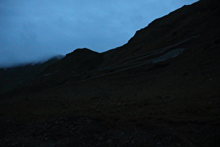 Blick auf die Stilfser-Joch-Straße talaufwärts am Abend