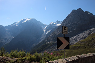 17. Kehre, Blick v. l. n. r. Ortler mit Oberem Ortlerferner, Niederen Ortlerferner, Monte Zebrù, Großen Eiskogel, Zirkusferner, Kleinen Eiskogel, Thurwieserspitze, darunter der Nasenhornferner, Vordere Madatschspitze und Mittlere Madatschspitze, …