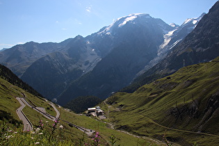 15. Kehre, Blick auf Stilfser-Joch-Straße, Franzenshöhe und Trafoier Bach im Trafoital sowie v. l. n. r. Ortler mit Oberem Ortlerferner, Niederen Ortlerferner, Monte Zebrù, Großen Eiskogel, Zirkusferner, Kleinen Eiskogel und Thurwieserspitze, …