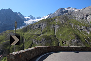 … Blick auf v. l. n. r. Vordere Madatschspitze, Mittlere Madatschspitze, Tuckettspitze, Payerspitze, darunter der Madatschferner, Geisterspitze und Monte Livrio …