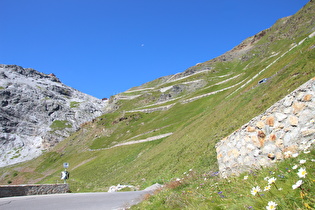 Blick über die 14. Kehre zur Passhöhe und auf den Mond, …