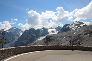 … Blick auf Ortler und Berge im Kristallkamm …