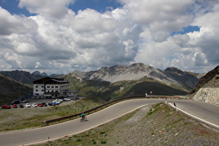 oberhalb der 1. Kehre der Südwestrampe, Blick zum Piz Umbrail …