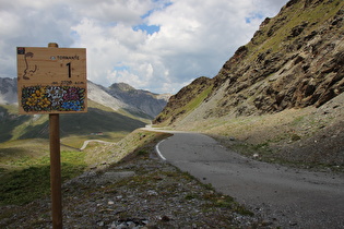 1. Kehre, Blick auf einen aufgegebenen Straßenabschnitt …