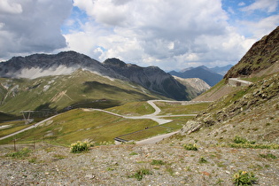 Blick zum Umbrailpass über genutzte und aufgegebene Straße …