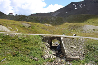 … und Blick flussaufwärts auf eine Steinbrücke