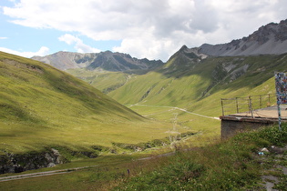 Blick von der italienischen Grenzkontrollstelle ins Valle de Braulio talabwärts