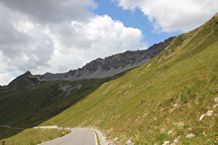 weiter unten, Blick auf Punta di Rims und Piz Umbrail, …