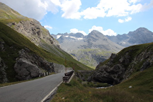 Brücke über den Torrente Braulio, Blick auf Cresta di Réit und Cima Cresta di Réit