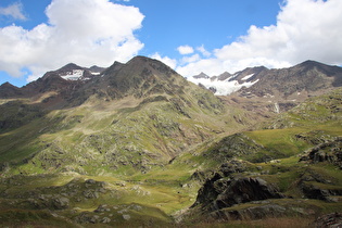 Blick über die Talstufe auf v. l. n. r. Pizzo Tresero, darunter der Vedretta di Tresero, Punta San Matteo, darunter der Ghiacciaio di Dosegù, Monte Giumella und Monte Mantello