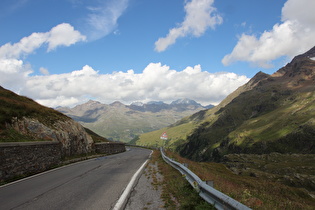 Blick über die Talstufe, am Horizont v. l. n. r. Ortles, Monte Zebrù, Gran Zebrù und Punta Graglia