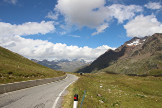 … und Blick bergab, am Horizont v. l. n. r. Ortles, Monte Zebrù, Gran Zebrù und Punta Graglia