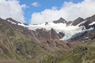 Zoom auf v. l. n. r. Cima Dosegù, Punta San Matteo, Monte Giumella und darunter den Ghiacciaio di Dosegù