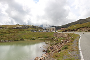 etwas weiter am Lago Bianco, Blick zur Passhöhe …