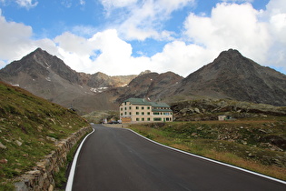 … und Blick zurück auf Passhöhe, Corno dei Tre Signori und Monte Gaviola