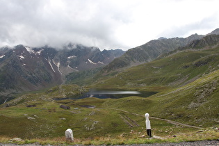 Blick über den Lago Nero ins Val Malza …