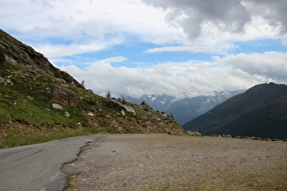 … und Blick auf montane Baumgrenze und Gruppo dell'Adamello