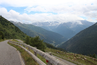 Blick ins Valle del Messi und zur Gruppo dell'Adamello