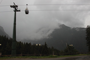 Blick vom Unterstand am geschlossenen Hotel in Regen und Wolken