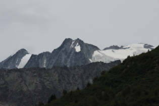 Zoom auf v. l. n. r. Cima Presanella, Cima Vermiglio und Monte Gabbiolo