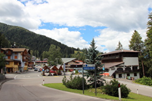 in Folgarida, Blick in die 8. Kehre mit der Bushaltestelle