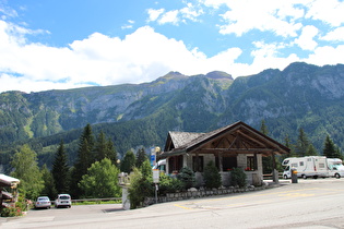 oberer Ortsrand von Folgarida, Blick auf Cima Nana und Sasso Rosso