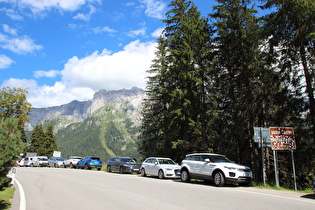 Passhöhenschild an der Südrampe unterhalb der Passhöhe, Blick bergauf auf Cima Sassara und Sasso Alto …