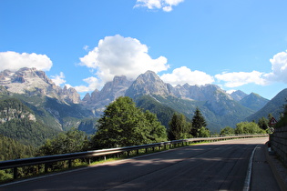 Blick auf v. l. n. r. Cima Brenta, Cima Madron, Campanile Alto, Torre di Brenta, Brenta Alta, Brenta Bassa, Cima Margherita, Crozon di Brenta, Cima Tosa, Cima Fracinglo und südlichere Berge