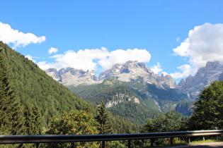 … und Blick auf v. l. n. r. Cima Grostè, Cima Falkner, Cima Sella, Cima Brenta, Cima Madron, Torre di Brenta, Campanile Alto, Brenta Alta, Brenta Bassa, Cima Margherita, Crozon di Brenta und Cima Tosa