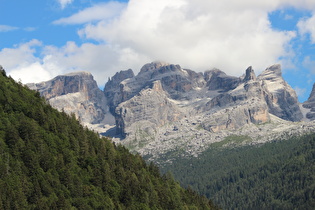 Zoom auf v. l. n. r. Cima Grostè, Cima Falkner und Cima Sella