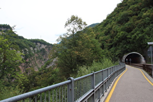 Blick talabwärts auf oberes Portal des oberen Tunnels und Tunnelumgehung …