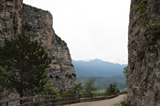 … Blick talabwärts ins Valle dei Laghi zum Monte Cornetto …
