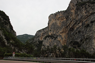 Blick über die 4. Kehre in den Canyon di Limarò
