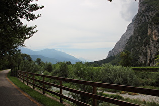 die Sarca bei Sarche im Valle dei Laghi, Blick flussabwärts …