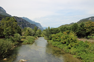 die Sarca am Nordrand von Arco,  Blick flussaufwärts …